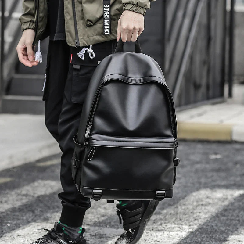 Zaino Uomo in Cuoio di Alta Qualità per Laptop 15,6" – Elegante e Resistente per Scuola e Tempo Libero
