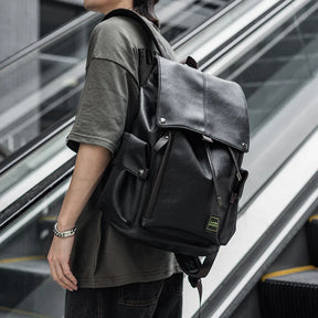 Zaino Uomo in Cuoio Impermeabile con Porta USB – Grande Capacità per Laptop 15,6" e Uso Quotidiano