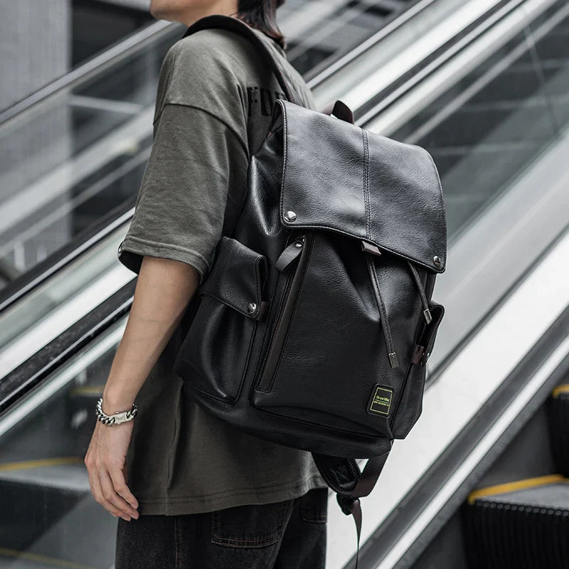 Zaino Uomo in Cuoio Impermeabile con Porta USB – Grande Capacità per Laptop 15,6" e Uso Quotidiano