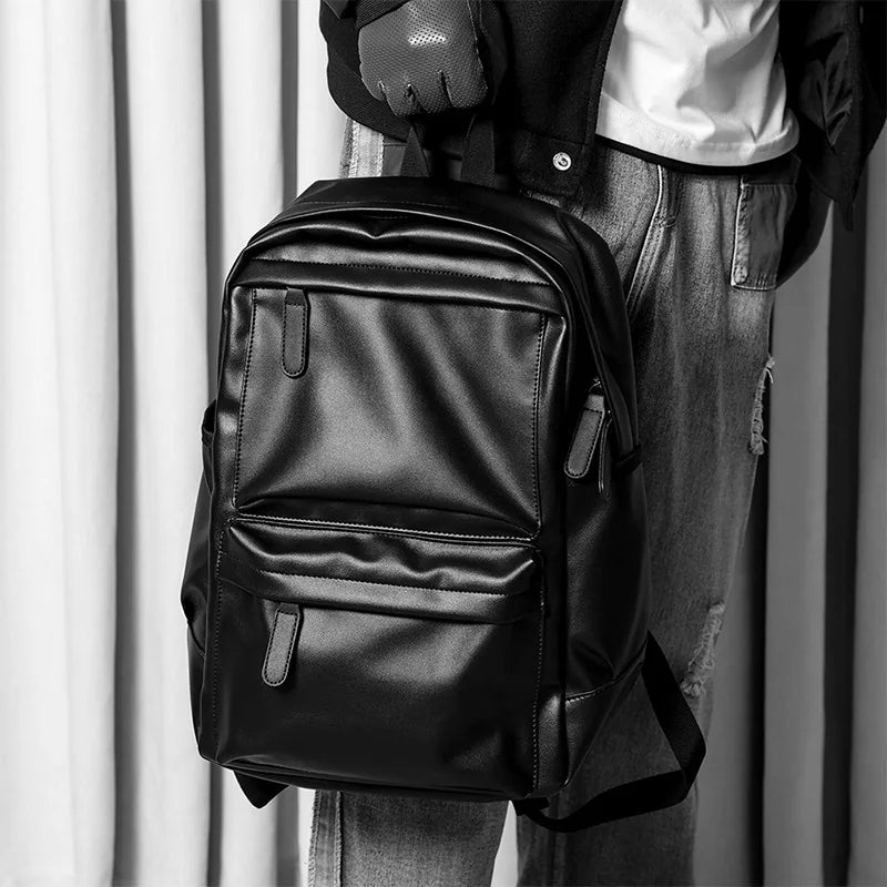 Zaino Uomo in Cuoio Impermeabile con Porta USB – Perfetto per Laptop 14” e Viaggi Casual